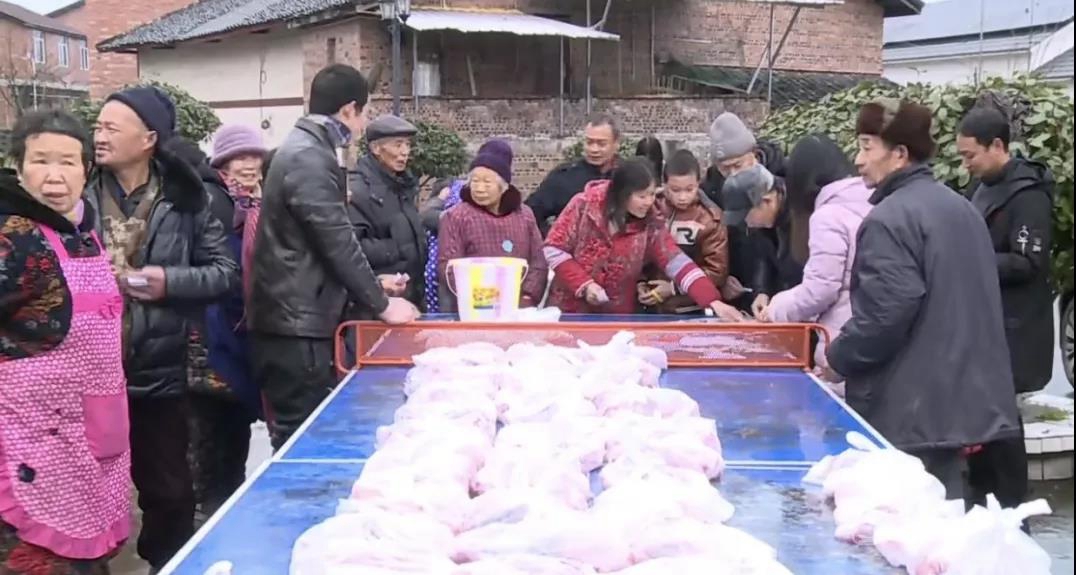 “豪横”！内江这个地方给每人发1斤半猪肉(图3)