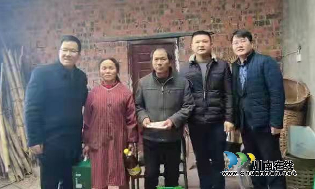 先治疗,后付钱!江阳区新联会会员钱万永为患者开出“爱心欠条”(图4) 先治疗,后付钱!江阳区新联会会员钱万永为患者开出“爱心欠条”(图4)