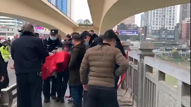 泸州：沱一桥惊险一刻，警民携手上演生死救援！(图6)