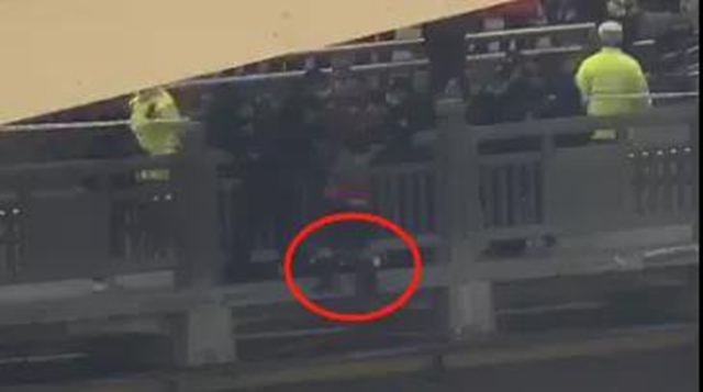 泸州：沱一桥惊险一刻，警民携手上演生死救援！(图5)