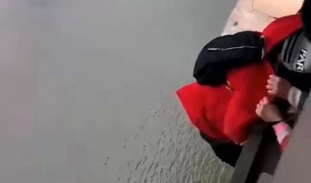 泸州：沱一桥惊险一刻，警民携手上演生死救援！(图4)