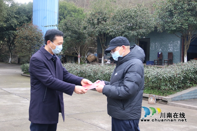 泸县潮河镇办成全县第一个企业遗留问题不动产权证书(图2) 泸县潮河镇办成全县第一个企业遗留问题不动产权证书(图2)