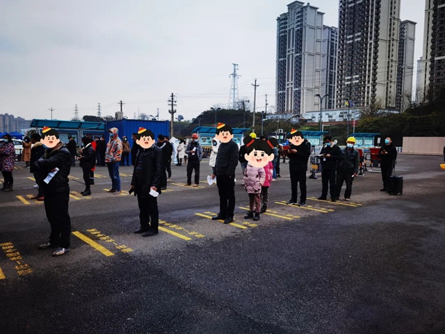 泸州:疫情下他们的身影成为最美的风景线!(图2) 泸州:疫情下他们的身影成为最美的风景线!(图2)