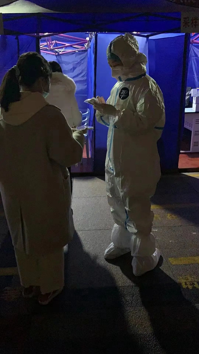 泸州:疫情下他们的身影成为最美的风景线!(图5) 泸州:疫情下他们的身影成为最美的风景线!(图5)