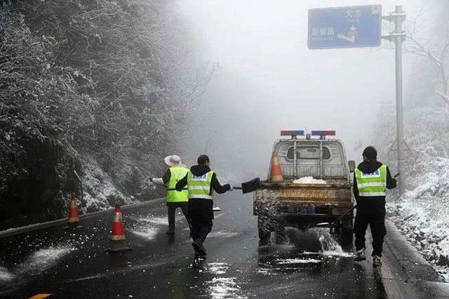 以雪为令丨叙永“护路人”24小时坚守,铲冰除雪保通畅!(图1) 以雪为令丨叙永“护路人”24小时坚守,铲冰除雪保通畅!(图1)