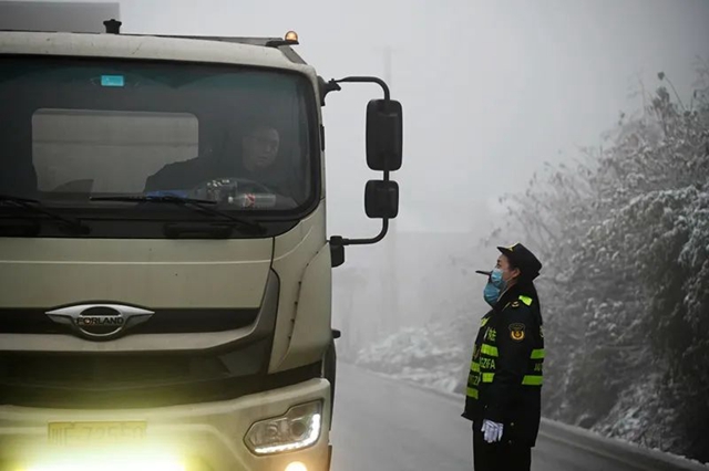 以雪为令丨叙永“护路人”24小时坚守,铲冰除雪保通畅!(图3) 以雪为令丨叙永“护路人”24小时坚守,铲冰除雪保通畅!(图3)