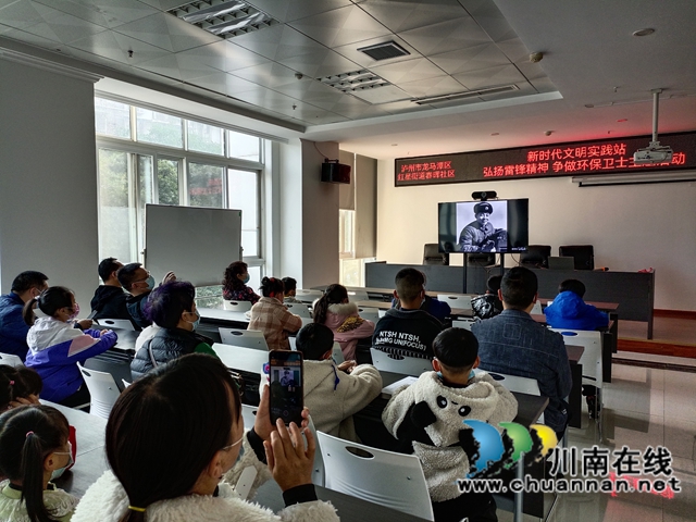 龙马潭区红星街道开展“学习雷锋精神 争做环保卫士”主题社会实践活动(图2) 龙马潭区红星街道开展“学习雷锋精神 争做环保卫士”主题社会实践活动(图2)