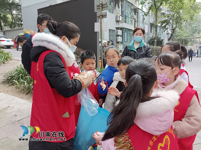 龙马潭区红星街道开展“学习雷锋精神 争做环保卫士”主题社会实践活动(图4) 龙马潭区红星街道开展“学习雷锋精神 争做环保卫士”主题社会实践活动(图4)