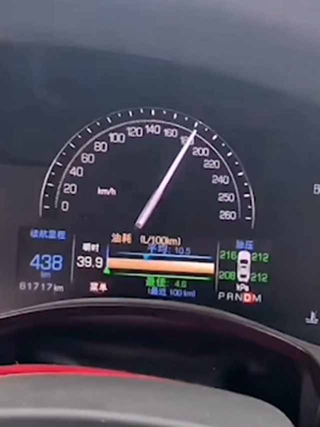 在泸县玉蝉大道飚180还自拍，这“大神”来了！