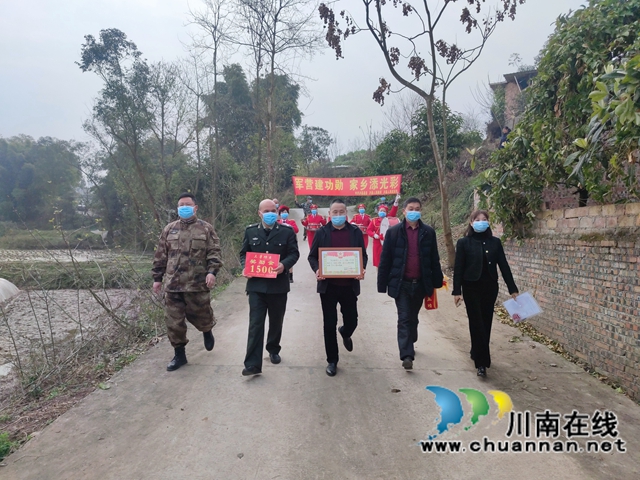泸县人武部、县退役军人局到百和镇为立功军人送喜报(图3) 泸县人武部、县退役军人局到百和镇为立功军人送喜报(图3)