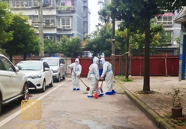 泸州五香苑小区解封,现场这一幕让人动容!(图4) 泸州五香苑小区解封,现场这一幕让人动容!(图4)