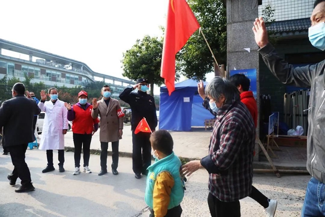 泸州五香苑小区解封,现场这一幕让人动容!(图3) 泸州五香苑小区解封,现场这一幕让人动容!(图3)