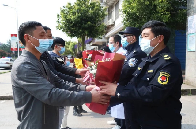 泸州五香苑小区解封,现场这一幕让人动容!(图2) 泸州五香苑小区解封,现场这一幕让人动容!(图2)