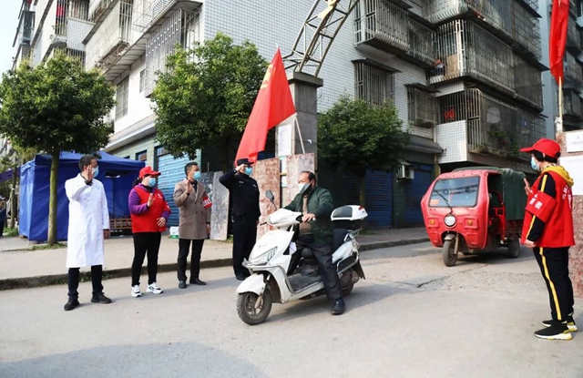 泸州五香苑小区解封,现场这一幕让人动容!(图7) 泸州五香苑小区解封,现场这一幕让人动容!(图7)