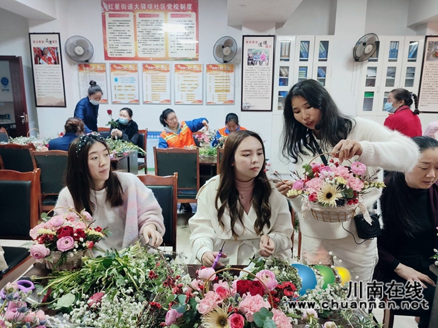 龙马潭区红星街道大驿坝社区开展“三八”国际妇女节主题插花活动(图2) 龙马潭区红星街道大驿坝社区开展“三八”国际妇女节主题插花活动(图2)