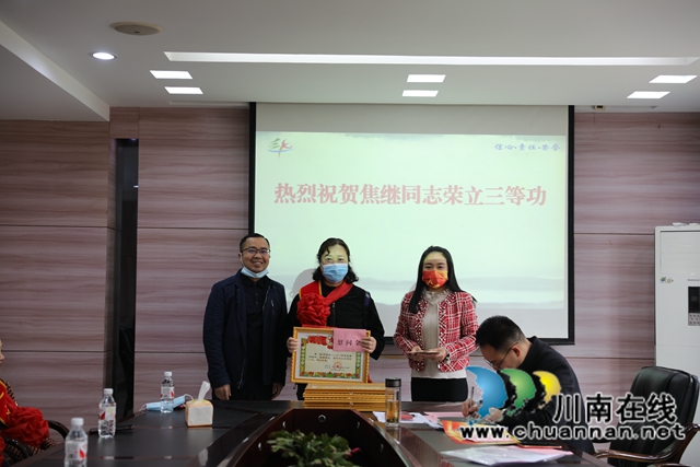 江阳区华阳街道:立功受奖送喜报,双拥共建暖人心(图2) 江阳区华阳街道:立功受奖送喜报,双拥共建暖人心(图2)