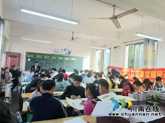纳溪区护国中学开展“党员示范课“课改活动(图2) 纳溪区护国中学开展“党员示范课“课改活动(图2)
