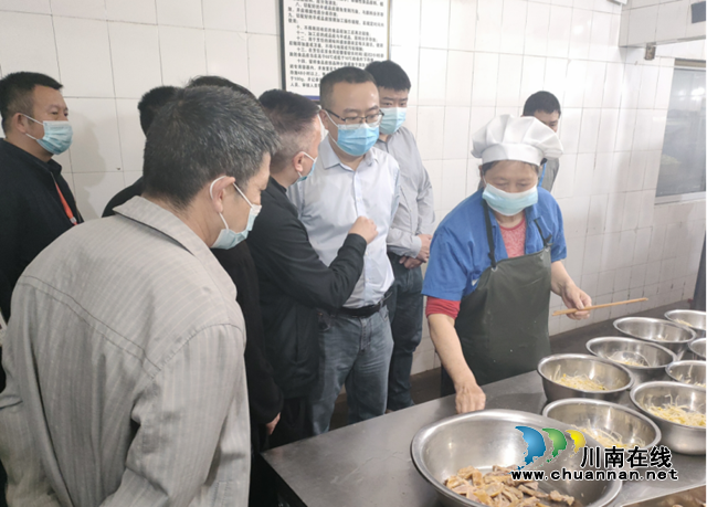 叙永县领导带队检查学校食堂 为师生食品安全保驾护航(图2) 叙永县领导带队检查学校食堂 为师生食品安全保驾护航(图2)