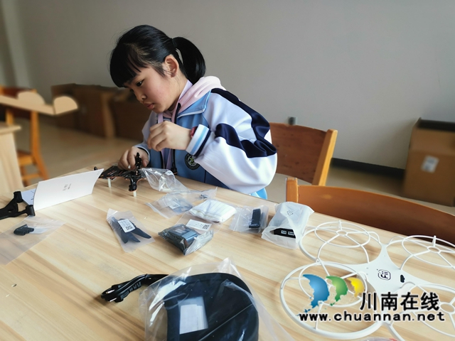合江中学举行国学·科创基地无人机兴趣班开班仪式(图5) 合江中学举行国学·科创基地无人机兴趣班开班仪式(图5)