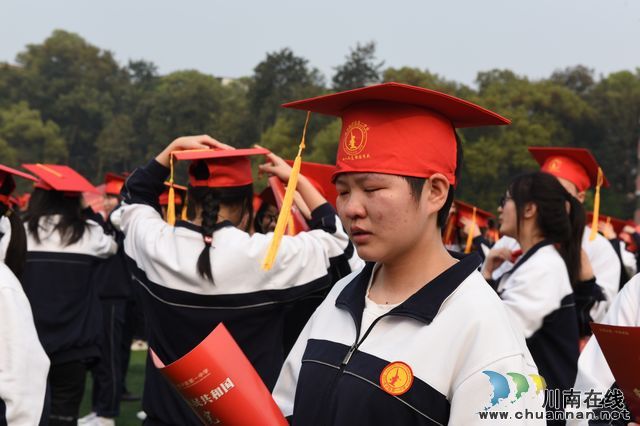 泸县一中举行高2019级成人仪式暨高考誓师大会(图4) 泸县一中举行高2019级成人仪式暨高考誓师大会(图4)