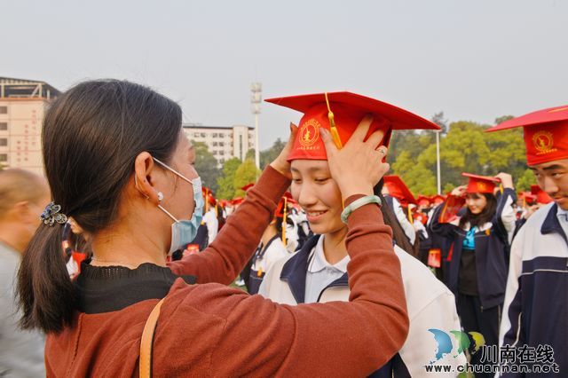 泸县一中举行高2019级成人仪式暨高考誓师大会(图3) 泸县一中举行高2019级成人仪式暨高考誓师大会(图3)