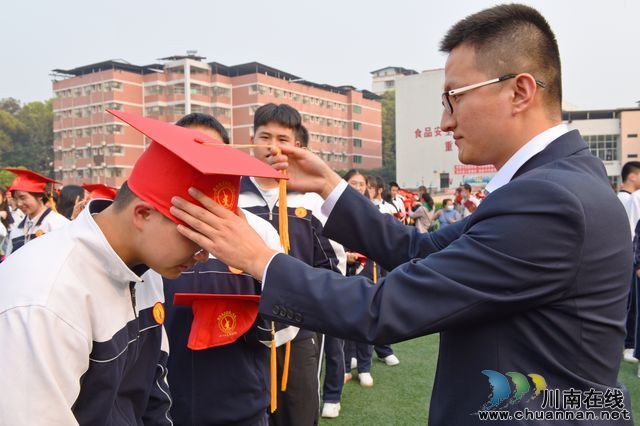 泸县一中举行高2019级成人仪式暨高考誓师大会(图2) 泸县一中举行高2019级成人仪式暨高考誓师大会(图2)