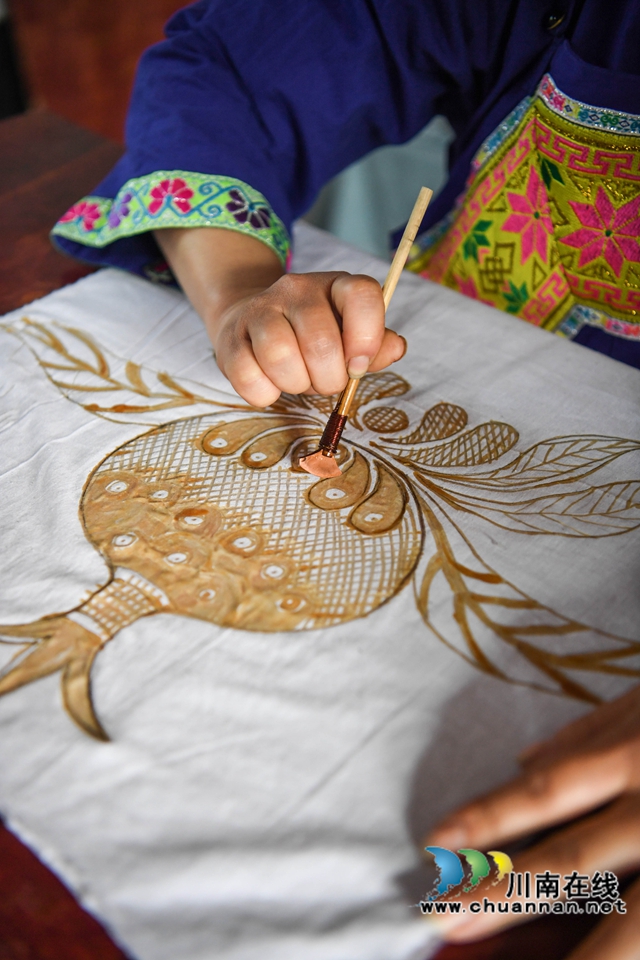 古蔺:“苗家作坊”制作忙(图1) 古蔺:“苗家作坊”制作忙(图1)
