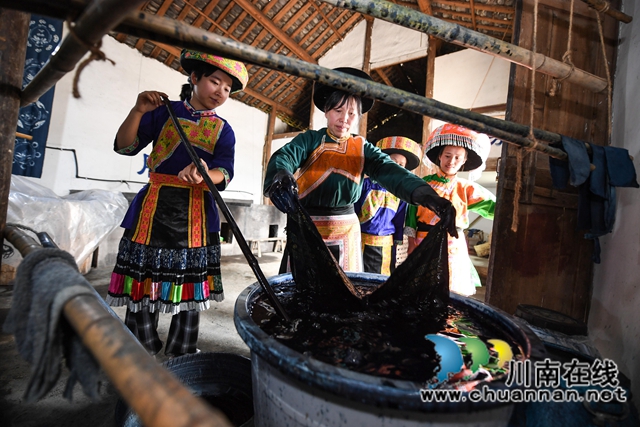 古蔺:“苗家作坊”制作忙(图3) 古蔺:“苗家作坊”制作忙(图3)