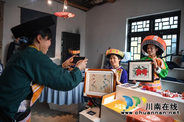 古蔺:“苗家作坊”制作忙(图7) 古蔺:“苗家作坊”制作忙(图7)