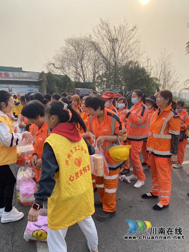 龙马潭区鱼塘街道:春风送关怀,情系环卫工(图2) 龙马潭区鱼塘街道:春风送关怀,情系环卫工(图2)