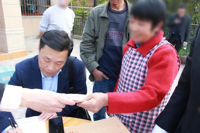 泸州：为抢毛竹嬢嬢出手伤人，法官化积怨邻里握手言和