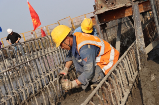 新进展!渝昆高铁最长连续梁开始施工(图3) 新进展!渝昆高铁最长连续梁开始施工(图3)