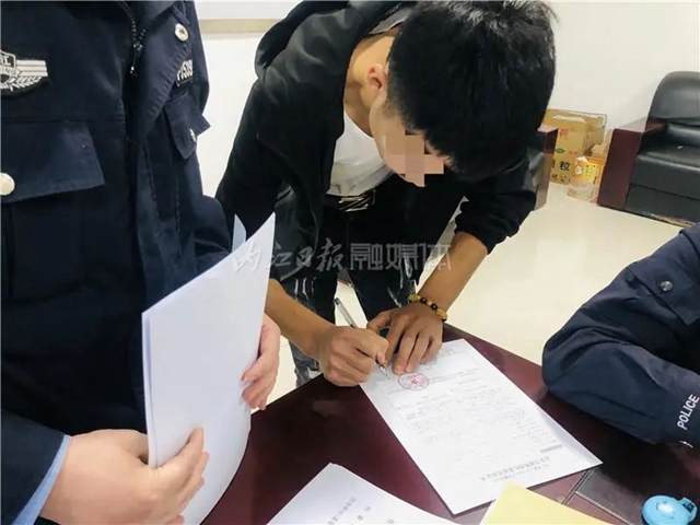 为拍视频博眼球！威远两男子竟把两货车堵在路中间，结果——