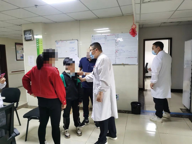 【点赞】从死神手中抢回来的孩子，考双百分啦！(图1)