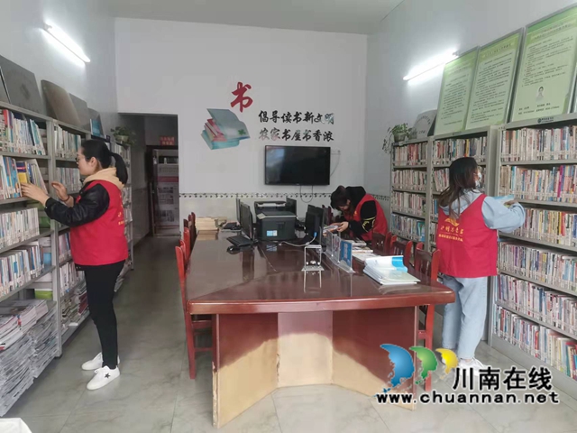 龙马潭区鱼塘街道王庄村开展农家书屋整理志愿服务活动(图2) 龙马潭区鱼塘街道王庄村开展农家书屋整理志愿服务活动(图2)