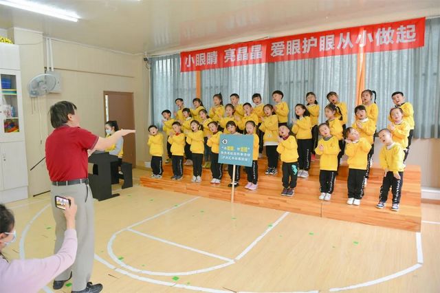 西南医大附院眼科这两位教授带着团队进校园当上了老师(图2) 西南医大附院眼科这两位教授带着团队进校园当上了老师(图2)