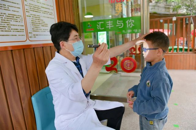 西南医大附院眼科这两位教授带着团队进校园当上了老师(图9) 西南医大附院眼科这两位教授带着团队进校园当上了老师(图9)