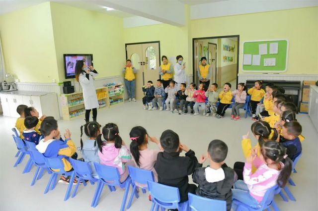 西南医大附院眼科这两位教授带着团队进校园当上了老师(图8) 西南医大附院眼科这两位教授带着团队进校园当上了老师(图8)