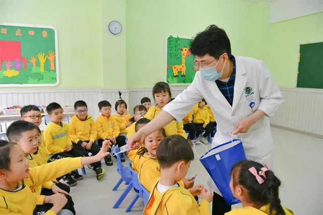 西南医大附院眼科这两位教授带着团队进校园当上了老师(图10) 西南医大附院眼科这两位教授带着团队进校园当上了老师(图10)