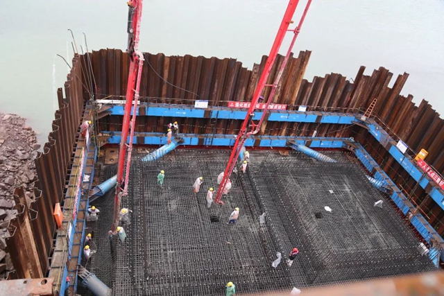 合江榕山长江大桥2号墩承台浇筑完成