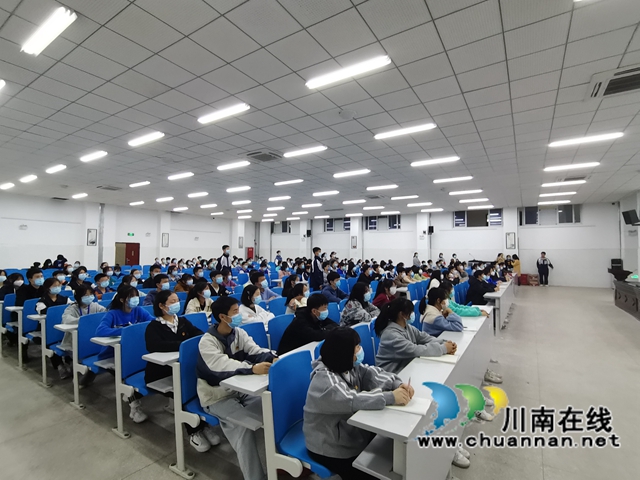 纳溪区护国中学举行“开学第一堂团课”(图3) 纳溪区护国中学举行“开学第一堂团课”(图3)