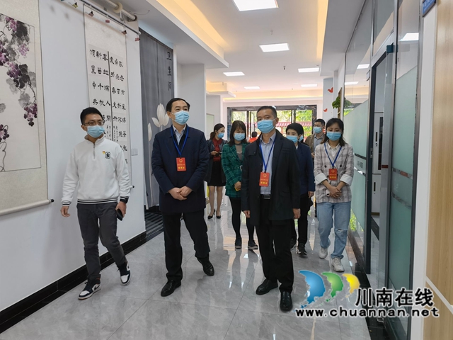 龙马潭区委常委李平视察调研红星街道人大代表联系社区工作室运行情况(图3) 龙马潭区委常委李平视察调研红星街道人大代表联系社区工作室运行情况(图3)