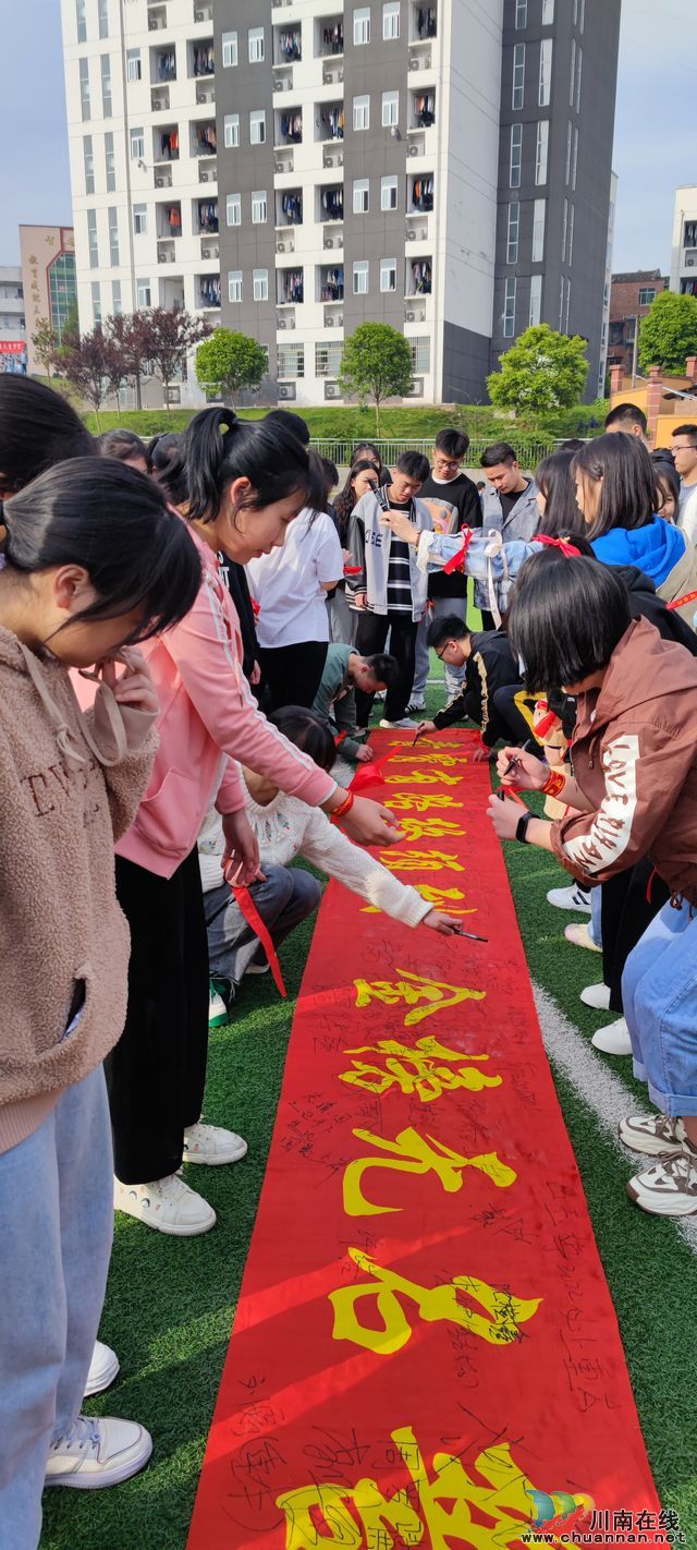 纳溪护国中学2019级高考誓师大会隆重举行(图4) nEO_IMG_5.jpg