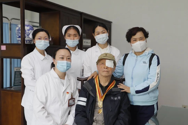 【围观】95岁抗战老兵为谁点赞？