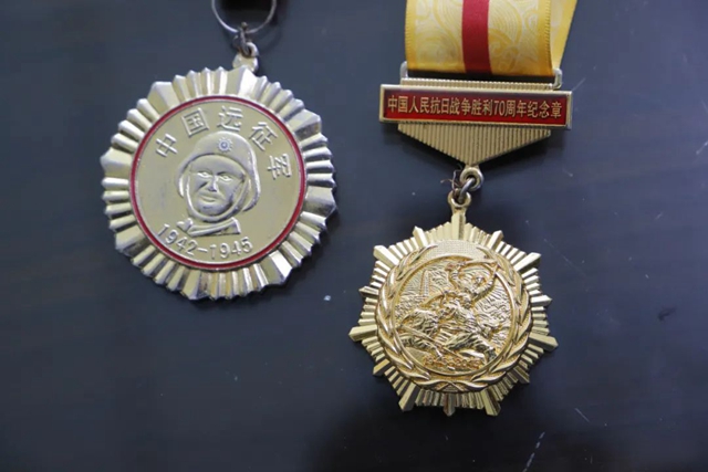 【围观】95岁抗战老兵为谁点赞?(图2) 【围观】95岁抗战老兵为谁点赞?(图2)