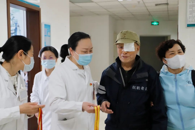 【围观】95岁抗战老兵为谁点赞?(图3) 【围观】95岁抗战老兵为谁点赞?(图3)