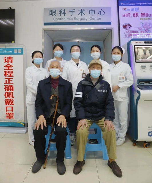 【围观】95岁抗战老兵为谁点赞?(图4) 【围观】95岁抗战老兵为谁点赞?(图4)