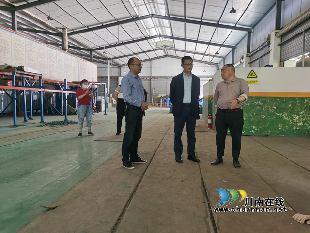 泸州市市场监管局副局长徐林到纳溪检查特种设备安全工作(图2) 泸州市市场监管局副局长徐林到纳溪检查特种设备安全工作(图2)