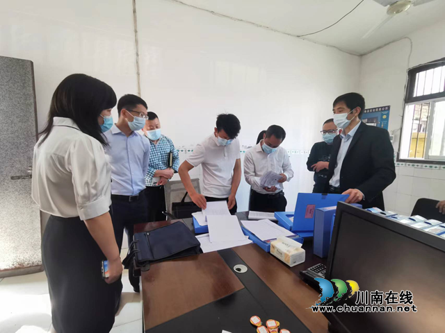 纳溪区副区长向来富督导食品安全工作(图2) 纳溪区副区长向来富督导食品安全工作(图2)
