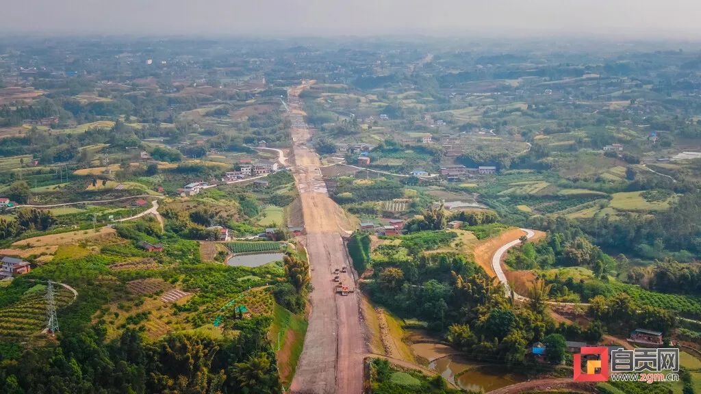 牌镇成自泸高速自隆高速连接线项目已进入路面施工完成近90%路基建设